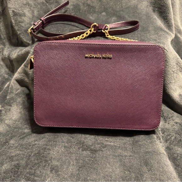 Michael Kors Jet Set Crossbody Bag in Purple with Gold Hardware - Picture 1 of 11
